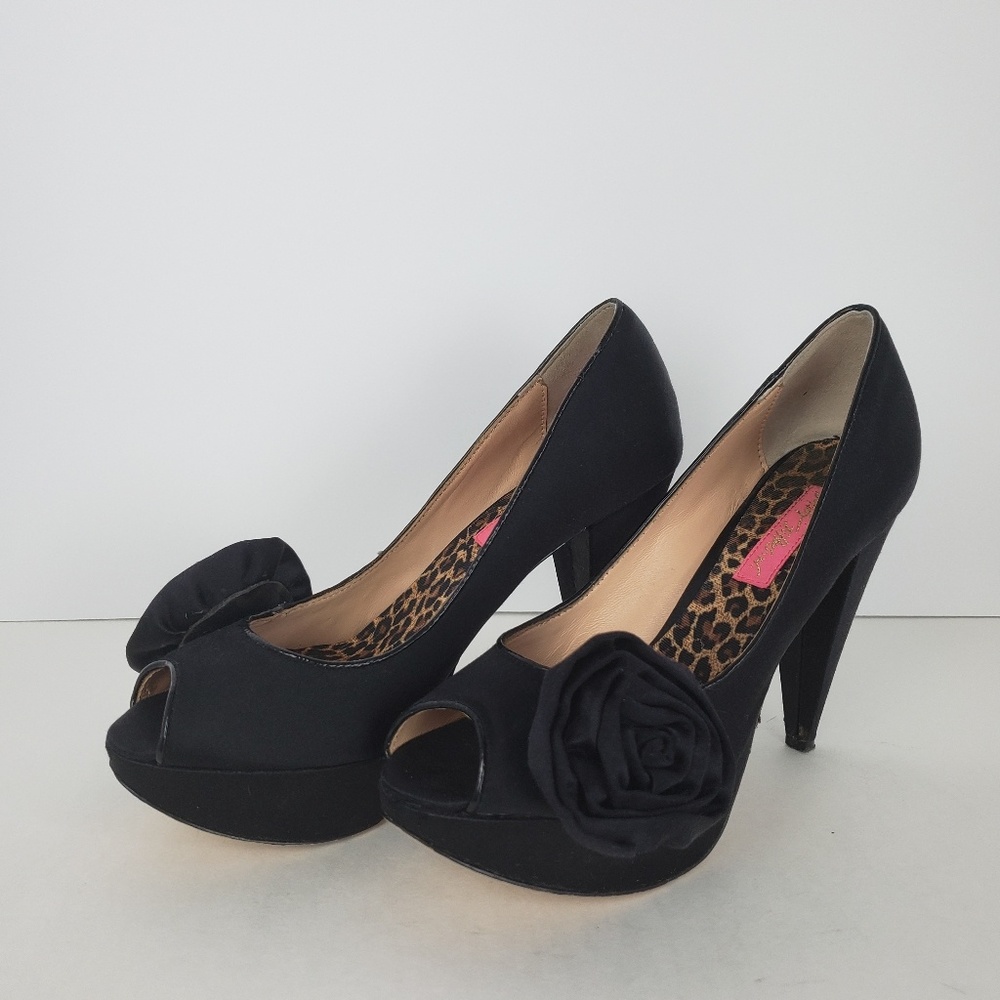 Betsey Johnson Kalen Blk Satin Heels Rosette 6.5M